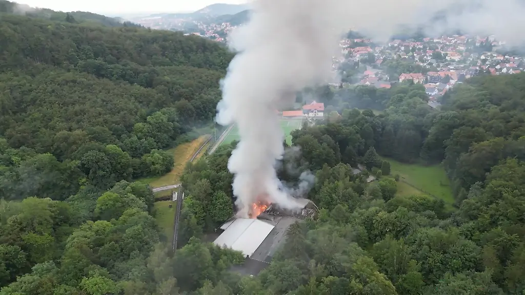 Die-Rauchwolke-steigt-hoch-ueber-dem-Gebaeude-auf