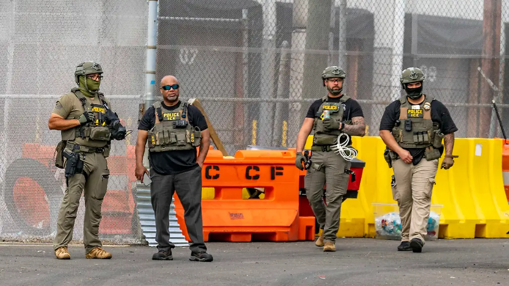 May-27-2026-Newark-New-Jersey-USA-ICE-agents-wearing-bullet-proof-vests-stand-outside-of-Delaney-Hall-ICE-detention-center-as-detainees-inside-continue-their-hunger-and-labor-strike-over-inhumane-conditions-and-due-process-violations-Supporters-of-the-detainees-are-nearby