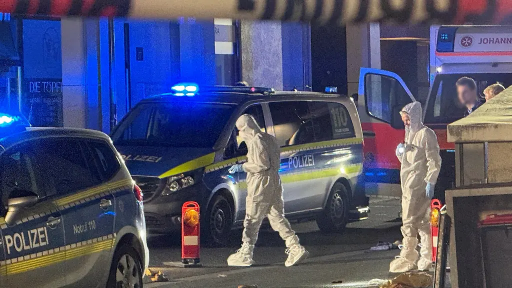 Mitarbeiter-der-Spurensicherung-sind-am-Tatort-in-Kelkheim-beschaeftigt-Auf-offener-Strasse-hat-ein-Mann-mit-einer-Schnittwaffe-im-hessischen-Kelkheim-seine-Ehefrau-getoetet