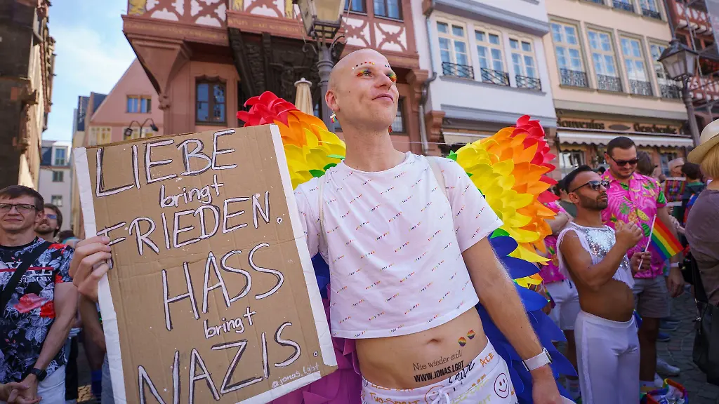 Auch-in-diesem-Jahr-werden-wieder-Tausende-zum-Christopher-Street-Day-CSD-mit-grosser-Parade-in-Frankfurt-erwartet