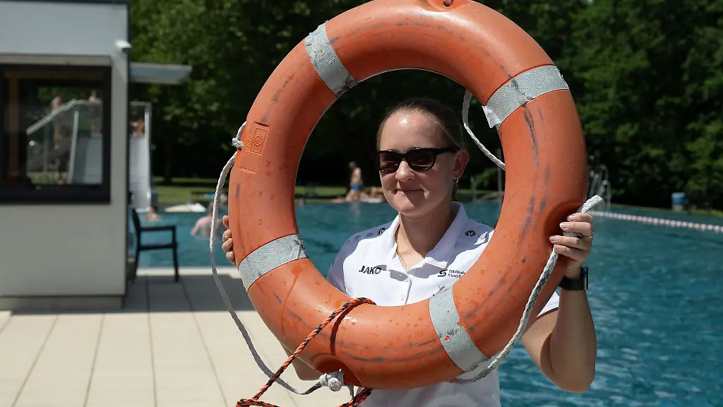 Nadine-Tuschinsky-sorgt-im-Freibad-Wilhelmshoehe-fuer-Sicherheit-und-behaelt-auch-bei-Hitze-einen-kuehlen-Kopf
