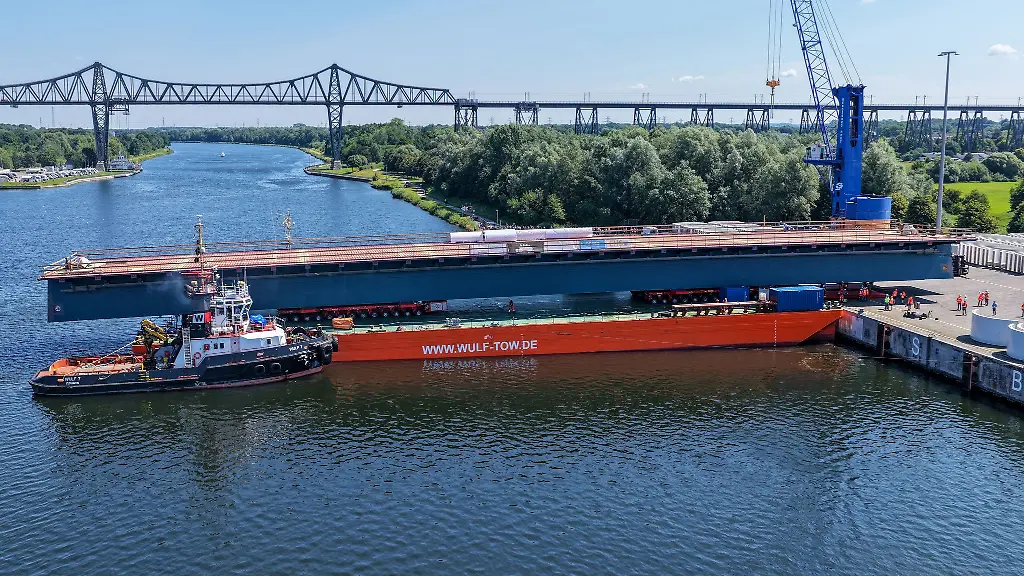 Das-Mittelteil-der-neuen-Bruecke-liegt-derzeit-noch-auf-einem-Ponton