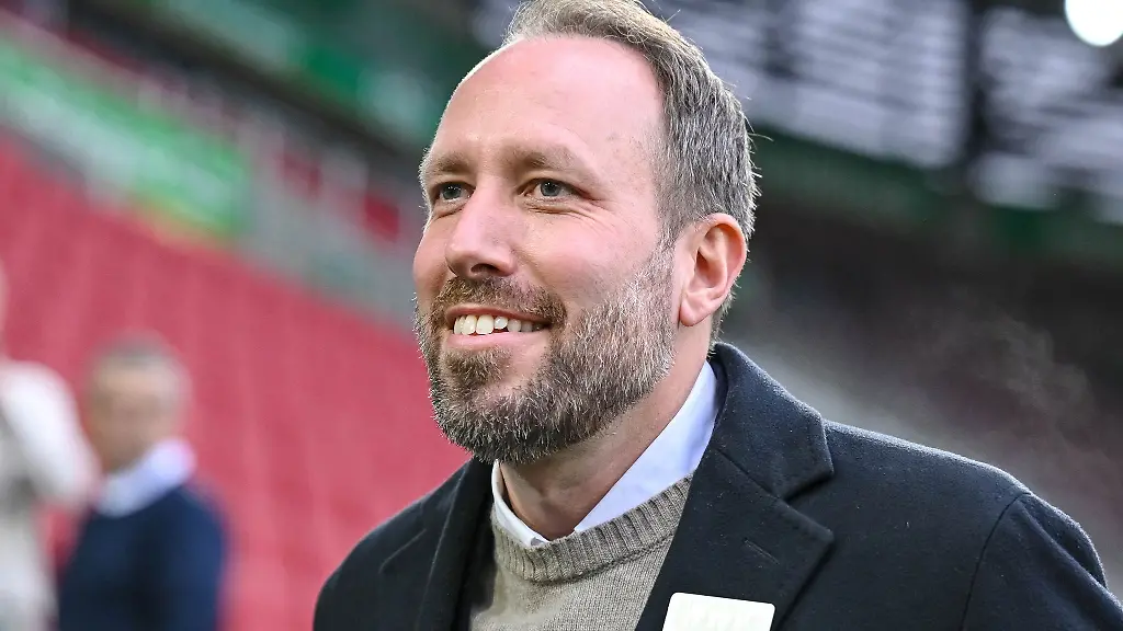 Augsburgs-Geschaeftsfuehrer-Michael-Stroell-glaubt-an-eine-aehnlich-starke-Saison-wie-zuletzt