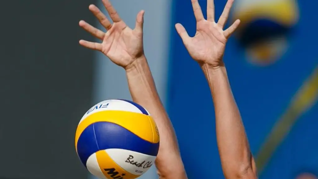Die-Haende-eines-Volleyballspielers-strecken-sich-nach-dem-Ball