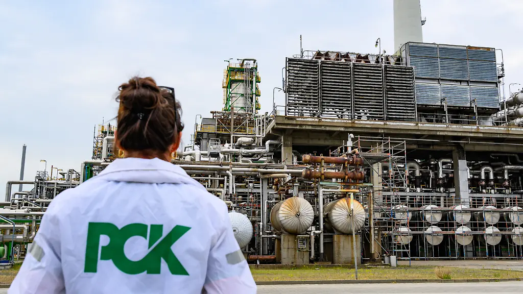Verschiedene-Anlagen-der-Rohoelverarbeitung-auf-dem-Gelaende-der-PCK-Raffinerie-GmbH-Die-Raffinerie-in-Schwedt-versorgt-weite-Teile-des-Nordostens-Deutschlands-und-Berlins-mit-Sprit-Heizoel-und-Kerosin