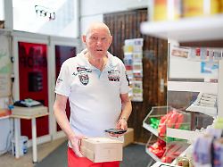 Kaum finanzieller Nutzen: 83-Jähriger eröffnet Paket-Shop gegen die Einsamkeit