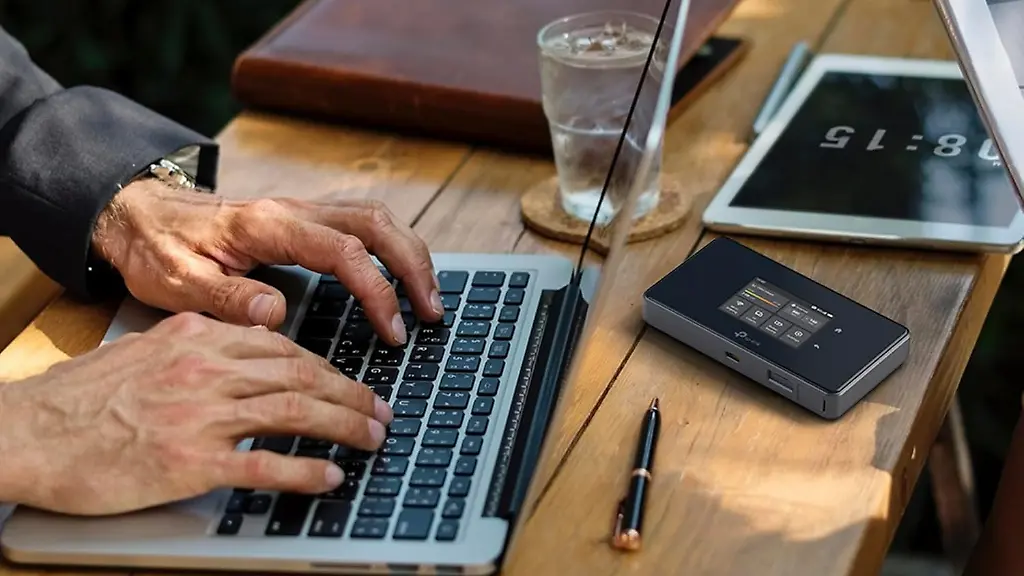 Mobiles-Surfen-und-Arbeiten-leicht-gemacht-Transportable-Router-stellen-die-Internetverbindung-auch-unabhaengig-vom-Smartphone-Hotspot-sicher