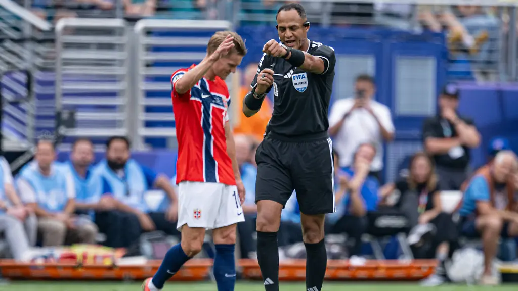 Referee-Ismail-Elfath-gestures-during-the-FIFA-World-Cup-WM-Weltmeisterschaft-Fussball-2026-Round-of-16-match-between-Brazil-and-Norway-at-New-York-New-Jersey-Stadium-on-July-5-2026
