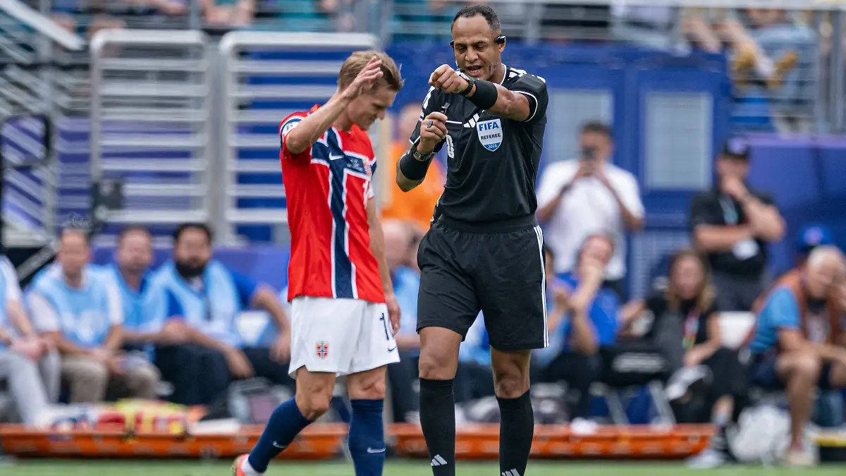 Referee-Ismail-Elfath-gestures-during-the-FIFA-World-Cup-WM-Weltmeisterschaft-Fussball-2026-Round-of-16-match-between-Brazil-and-Norway-at-New-York-New-Jersey-Stadium-on-July-5-2026