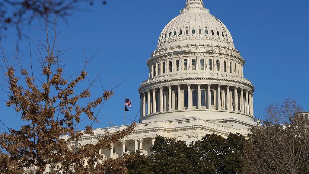 United-States-Capitol-Building-in-Washington-DC-mit-der-amerikanischen-Flagge-waving-Ikonisches-Symbol-der-US-Regierung-Demokratie-und-nationaler-Identitaet