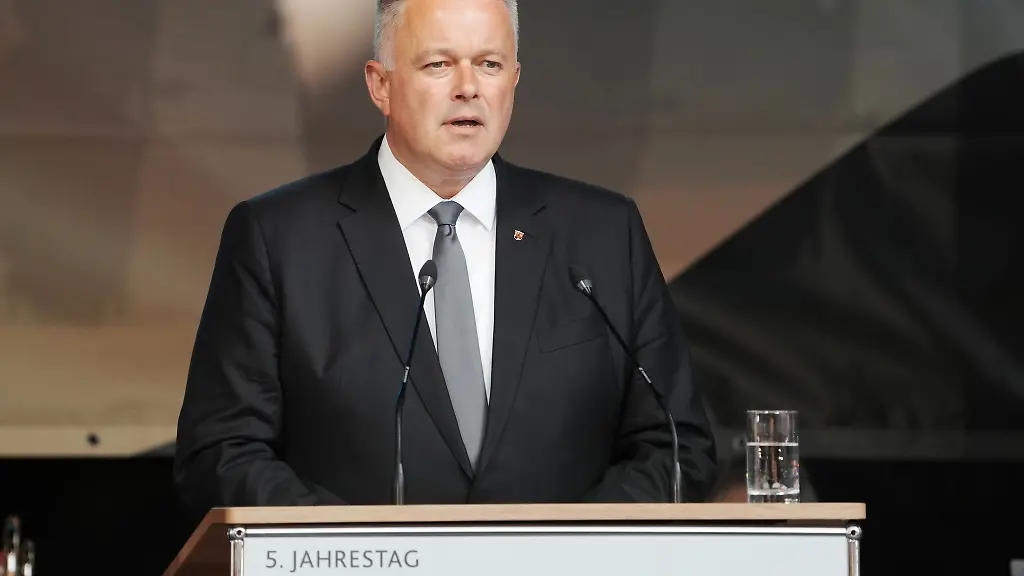 Schnieder-CDU-sprach-bei-der-zentralen-Gedenkveranstaltung-auf-dem-Marktplatz-von-Bad-Neuenahr-Ahrweiler