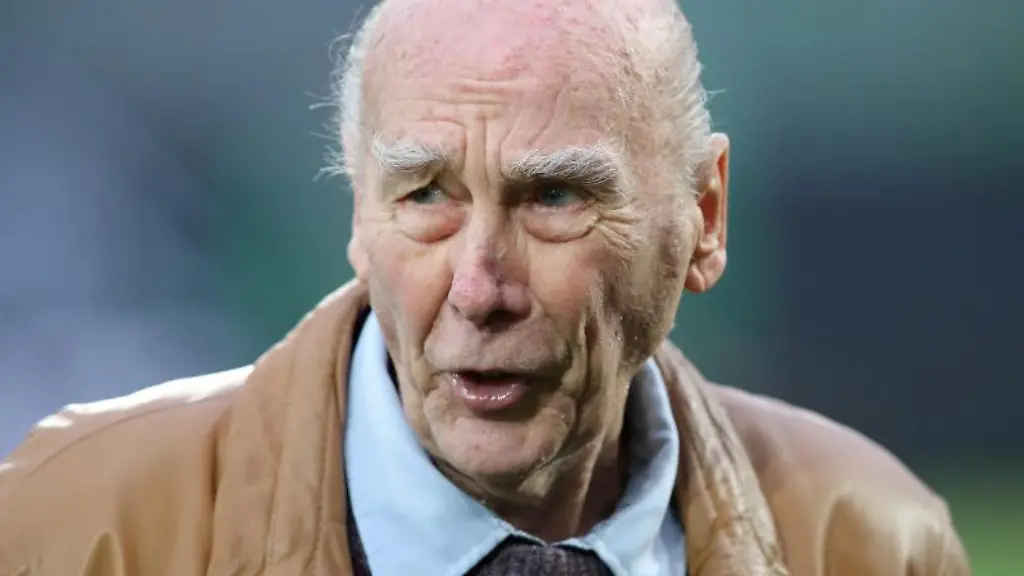 Horst-Eckel-ehemaliger-Spieler-und-Fussballweltmeister-1954-steht-vor-auf-einem-Rasen