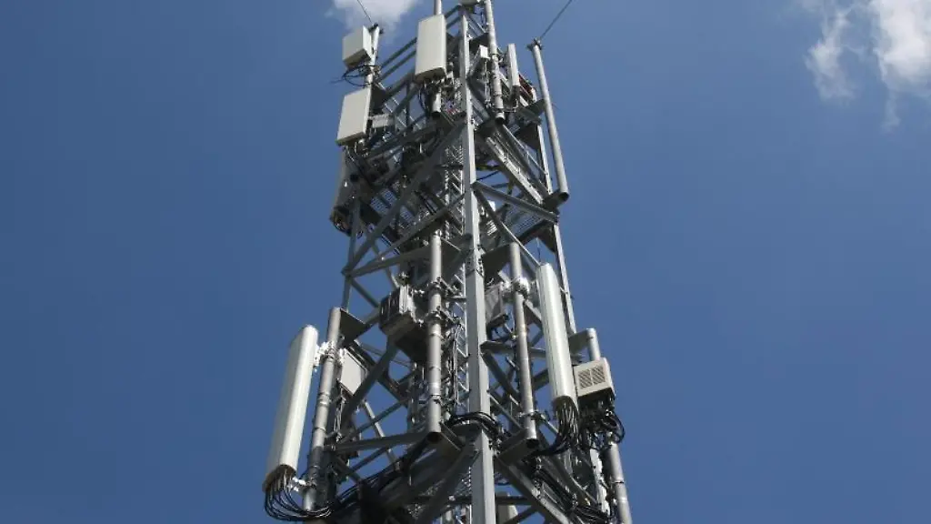 Das-Foto-zeigt-einen-Mobilfunkmast-mit-5G-Antennen