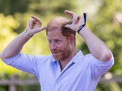 „Scheißen, duschen, rasieren“ : Warum Prinz Harry im Bad lieber „nicht hinsieht“