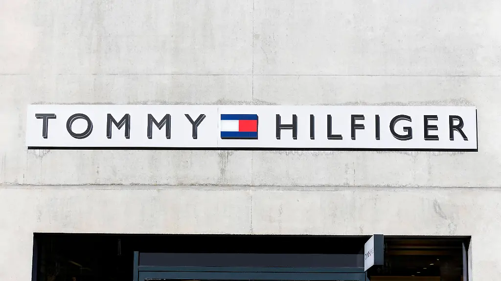 Tommy-Hilfiger-ist-bekannt-fuer-schicke-Kleidung-im-Business-Casual-Stil