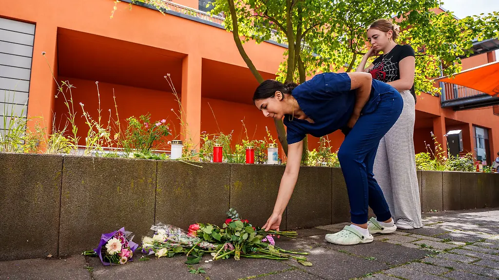 Menschen-kommen-vorbei-und-legen-Blumen-ab