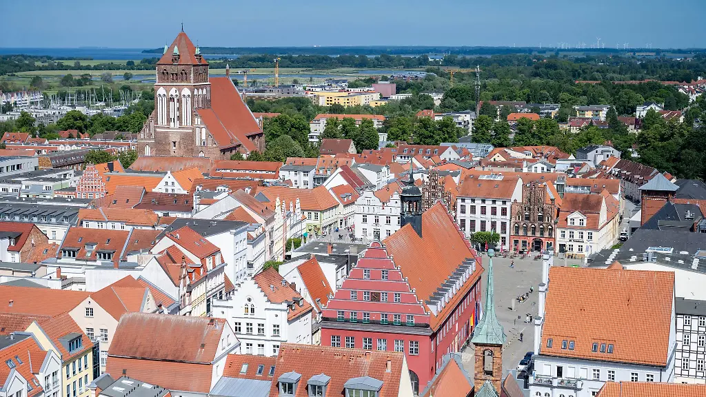 Die-Stadt-Greifswald-will-sich-besser-auf-Hitzeperioden-einstellen-und-bittet-Einwohner-um-Hinweise