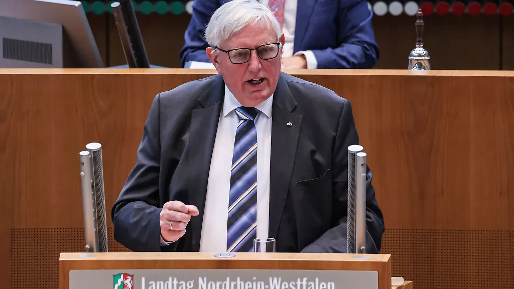Gesundheitsminister-Karl-Josef-Laumann-CDU-kuendigte-ein-Konzept-an-wie-die-Klimatisierung-in-Institutionen-der-Langzeitpflege-oder-vergleichbaren-Wohnformen-vom-Land-gefoerdert-werden-koenne
