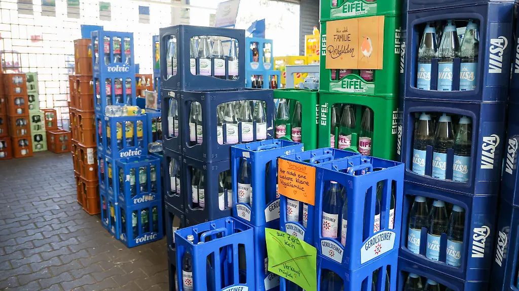 Mit-mehreren-Schildern-weist-die-Markt-Inhaberin-ihre-Kunden-auf-die-bruetenden-Voegel-hin