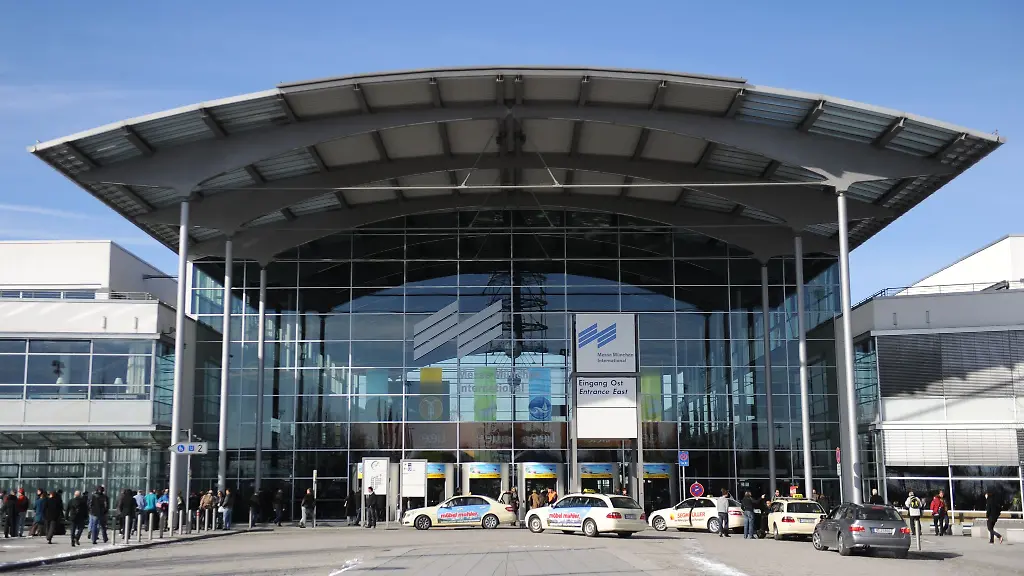 Der-Klaeger-war-2024-an-einem-Stand-auf-einer-Freizeitmesse-in-Muenchen-gestuerzt