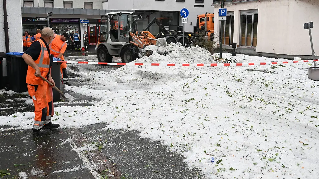 Die-Aufraeumkraefte-hatten-stundenlang-zu-tun