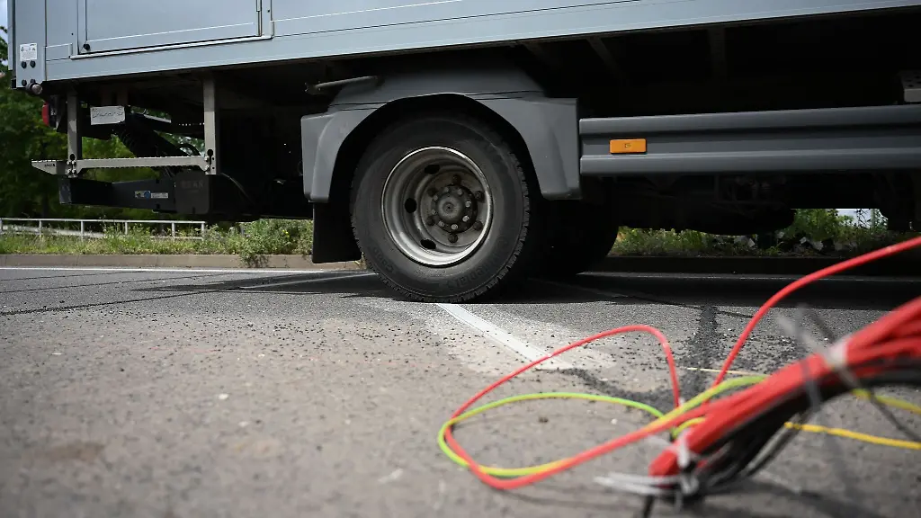 Der-Asphalt-reagiert-bei-Hitze-und-Kaelte-unterschiedlich-auf-die-Belastung
