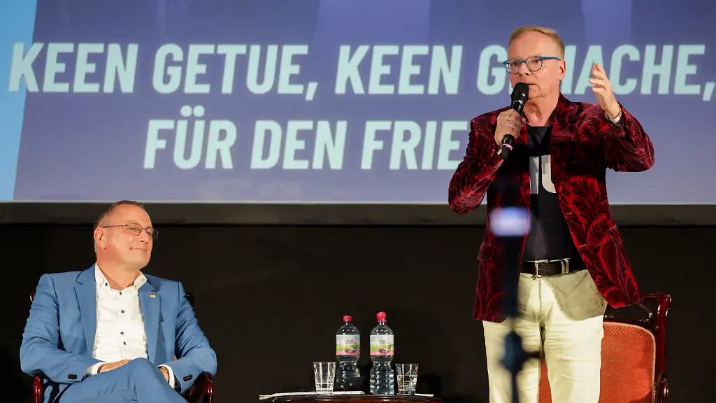 Uwe-Steimle-r-Kabarettist-spricht-neben-Tino-Chrupalla-AfD-Bundesvorsitzender-auf-einer-Veranstaltung-der-AfD-Sachsen-Anhalt