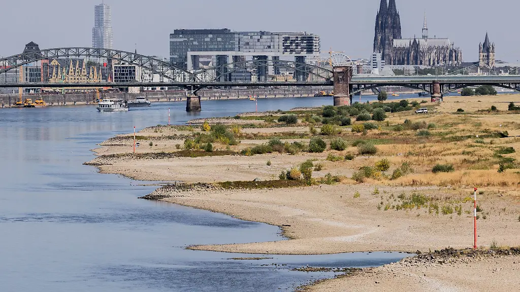 Der-Rheinpegel-ist-auch-in-Koeln-niedrig
