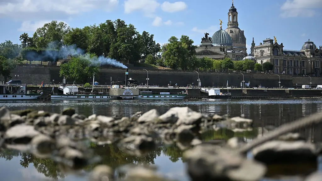 Die-Weisse-Flotte-in-Dresden-ist-aktuell-nur-mit-einem-Schiff-unterwegs