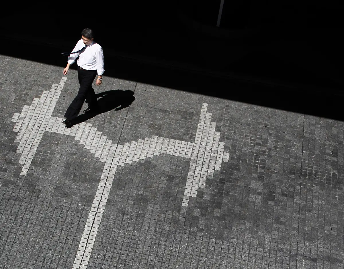 2010-08-26T120000Z-1326683142-GM1E68Q190J01-RTRMADP-3-JAPAN-ECONOMY