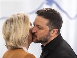 Milliardenschwerer Drohnen-Deal: Selenskyj gibt von der Leyen, was Europa gegen Trump braucht