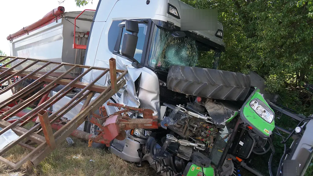 Die-Traktorfahrerin-wurde-zwischen-den-beiden-Fahrzeugen-eingeklemmt
