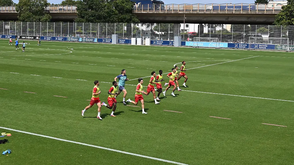 Durch-den-Ausbau-der-Autobahn-an-der-Leverkusener-Arena-entfallen-in-Zukunft-Trainingsflaechen-Gebaeude-und-Parkplaetze