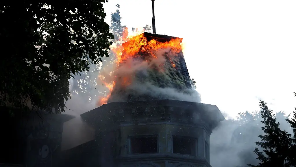 Eine-leerstehende-Villa-brennt-in-Wuppertal-lichterloh