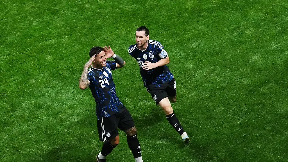 15-07-2026-USA-Atlanta-Fussball-Maenner-WM-2026-England-Argentinien-Halbfinale-Atlanta-Stadion-Der-Argentinier-Enzo-Fernandez-jubelt-nach-seinem-Tor-zum-1-1-mit-Lionel-Messi-EINSCHRAeNKUNGEN-Die-Nutzung-unterliegt-Einschraenkungen-Nur-fuer-redaktionelle-Zwecke-keine-kommerzielle-Nutzung-ohne-vorherige-Zustimmung-des-Rechteinhabers