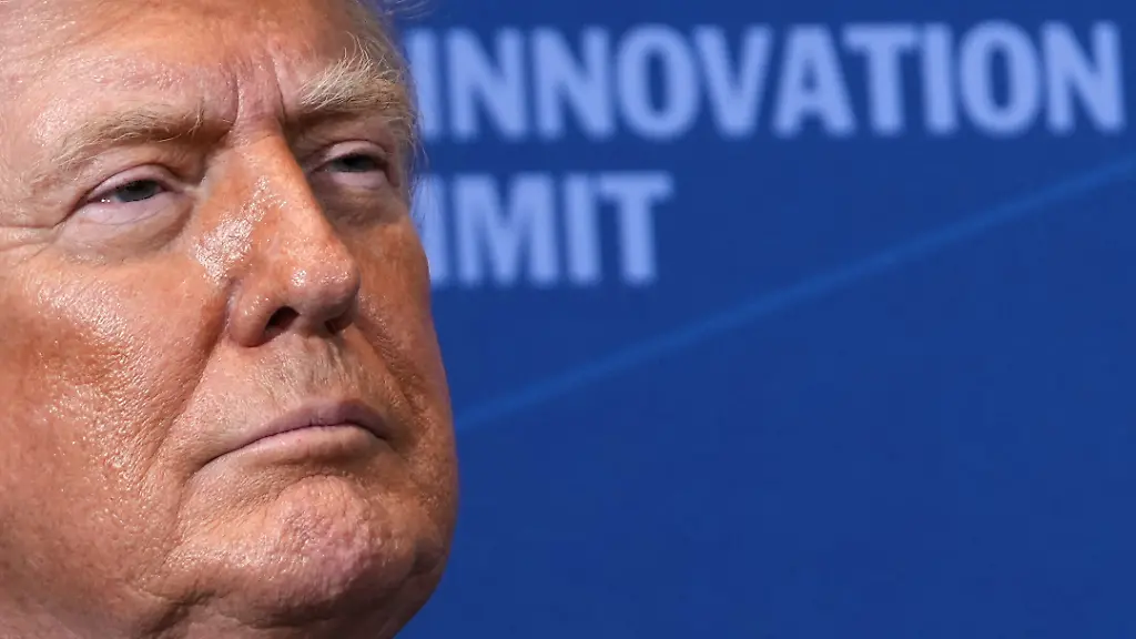 US-Praesident-Donald-Trump-hoert-im-United-States-Army-War-College-waehrend-des-Pennsylvania-Defense-and-Innovation-Summit-zu