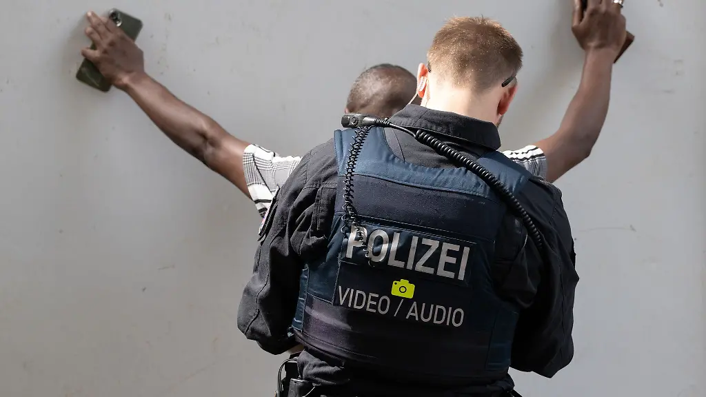 Drogenrazzia-im-Bahnhofsviertel-Frankfurt-Erst-werden-mutmasslicher-Dealer-kontrolliert-dann-intern-mit-dem-Diensthandy-kommuniziert