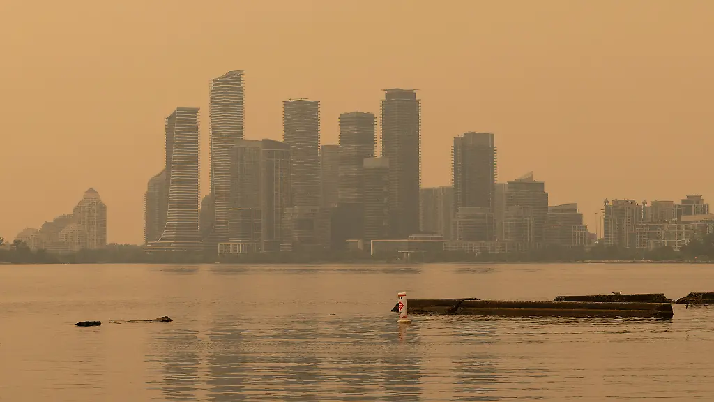 260716-BEIJING-July-16-2026-Xinhua-Wildfire-smoke-from-northwestern-Ontario-fills-the-sky-in-Toronto-Canada-on-July-15-2026-Wildfires-sweeping-across-northwestern-Ontario-Canada-in-recent-days-have-caused-severe-smog-and-a-sharp-deterioration-in-air-quality-in-several-regions-including-Ottawa-the-nation-s-capital-and-Toronto-Canada-s-largest-city