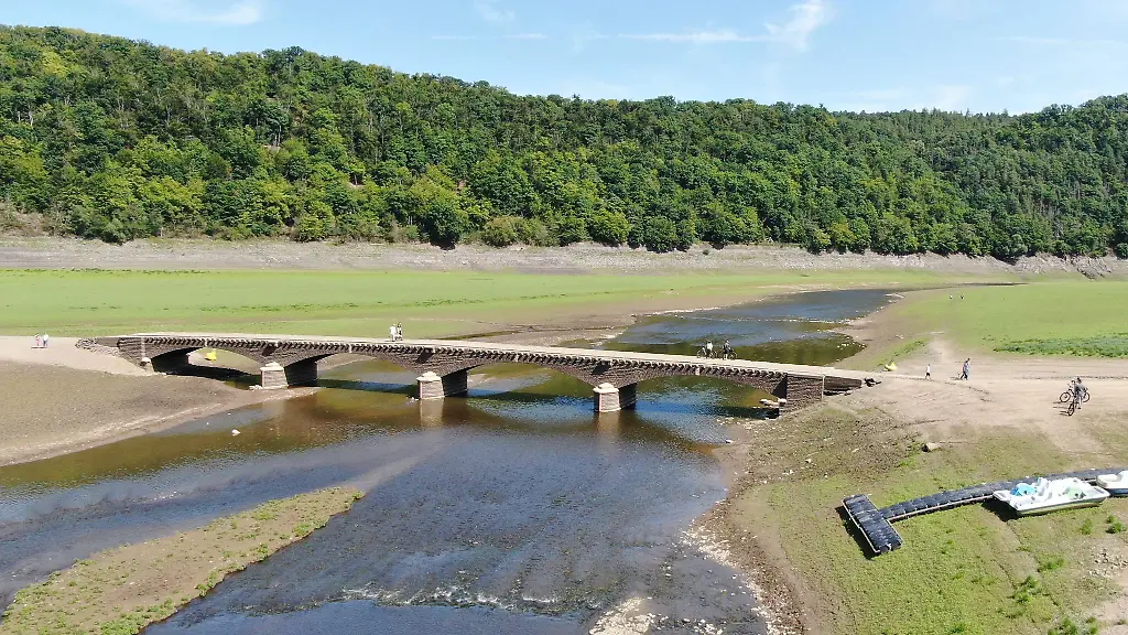 Aufgrund-der-Trockenheit-ist-die-Bruecke-frueher-als-ueblich-wieder-sichtbar