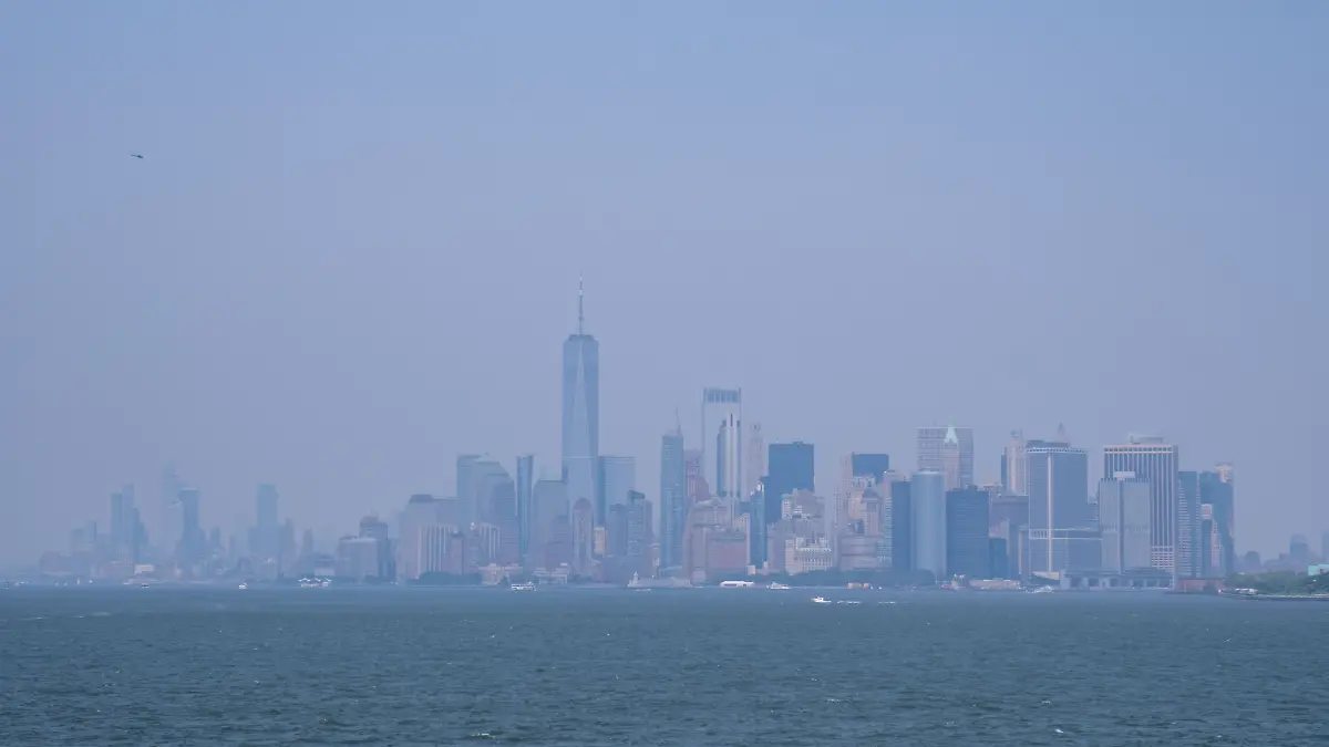 July-15-2026-New-York-New-York-USA-Hazy-skyline-of-Manhattan-from-the-Staten-Island-Ferry-as-smoke-from-the-Canadian-wildfires-moves-over-the-city-Both-heat-and-Air-Quality-Health-Advisories-are-in-effect-New-York-City-as-smoke-from-Canadian-wildfires-coincide-with-temperatures-expected-to-reach-near100AA-F-as-a-heatwave-continues