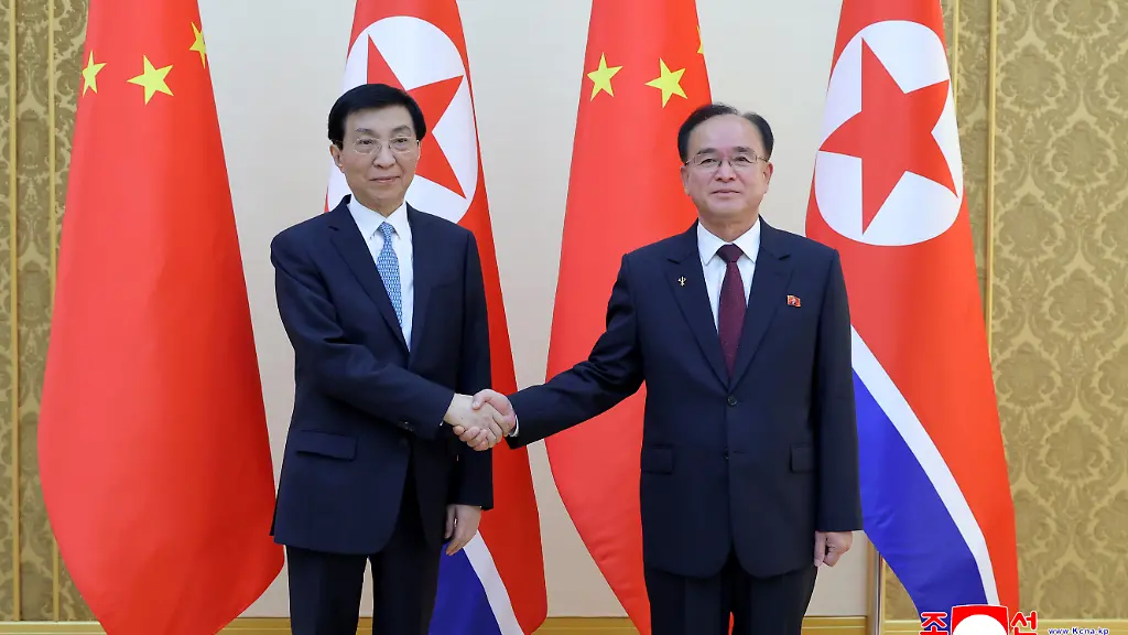 Die-von-der-staatlichen-nordkoreanischen-Nachrichtenagentur-KCNA-am-16-07-2026-zur-Verfuegung-gestellte-undatierte-Aufnahme-zeigt-nach-Angaben-von-KCNA-Wang-Huning-l-Mitglied-des-Staendigen-Ausschusses-des-Politbueros-der-Kommunistischen-Partei-Chinas-und-Vorsitzender-der-Politischen-Konsultativkonferenz-des-Chinesischen-Volkes-PKKCV-und-Zhao-Yongwon-Sekretaer-der-Partei-der-Arbeit-Koreas-in-der-Grossen-Versammlungshalle-in-Pjoengjang-Der-Inhalt-dieser-Aufnahme-ist-so-wie-er-zur-Verfuegung-gestellt-wurde-und-kann-nicht-unabhaengig-ueberprueft-werden-Das-Wasserzeichen-in-koreanischer-Sprache-auf-dem-Bild-lautet-wie-von-der-Quelle-angegeben-KCNA-ist-die-Abkuerzung-fuer-Korean-Central-News-Agency