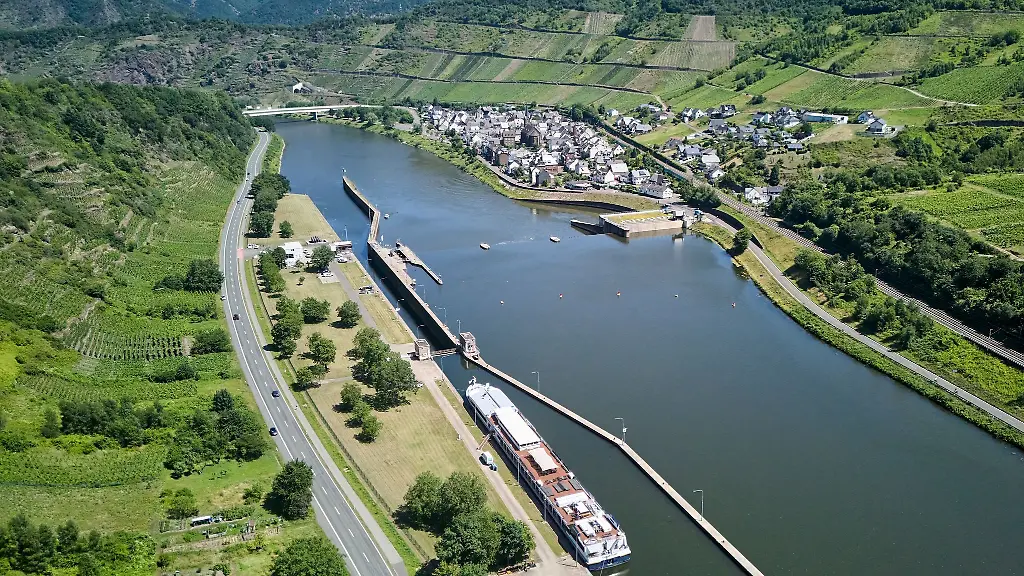 Nach-einem-Defekt-an-einem-Fahrgastschiff-fliessen-mehr-als-100-Liter-Diesel-in-die-Mosel