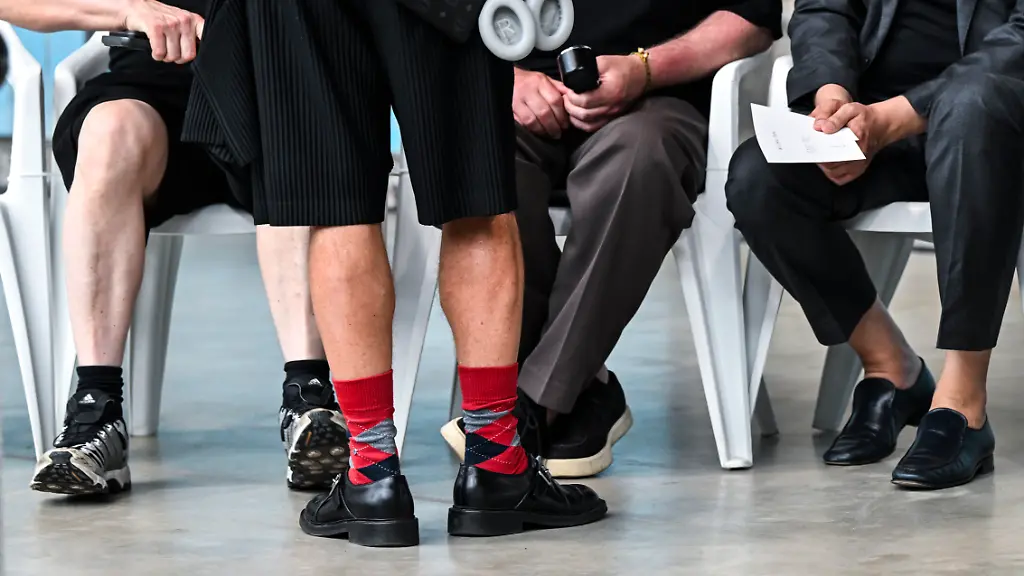 ARCHIV-02-07-2026-Berlin-Ein-Mann-mit-roten-Mustersocken-und-kurzen-Hosen-bei-der-Show-von-William-Fan-auf-der-Berlin-Fashion-Week-in-den-Wilhelm-Hallen
