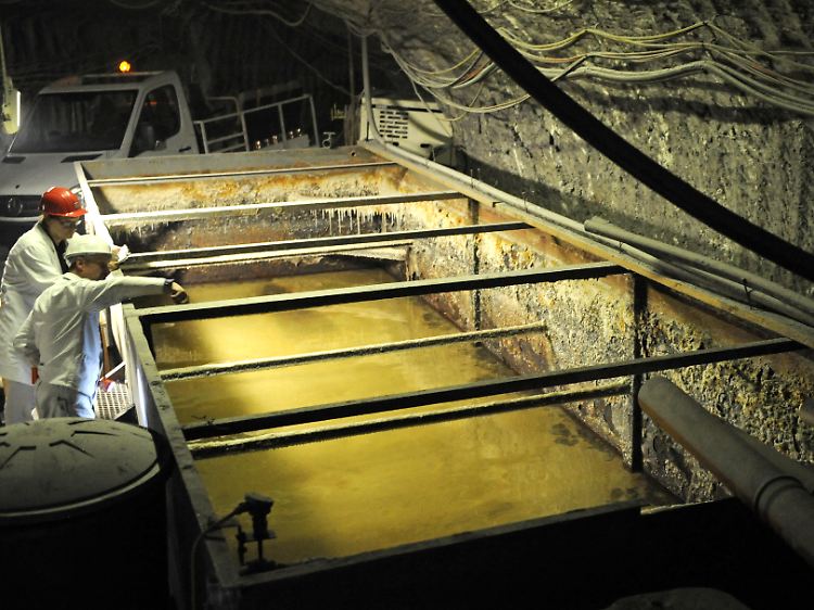 In dem Becken in der Asse wird Natriumchlorid-Lauge aufgefangen, die in den Berg eintritt.