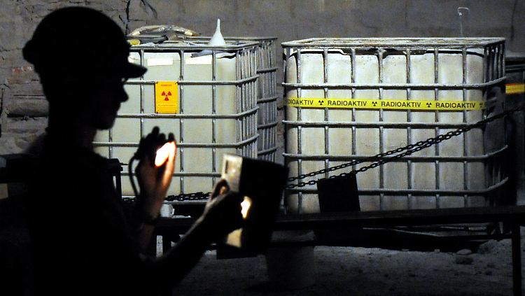 Ein Mitarbeiter des einsturtzgefährdeten Atommülllagers Asse liest in der Schachtanlage vor der Kammer 12 ein Messgerät auf Kontamination ab (Archivaufnahme).