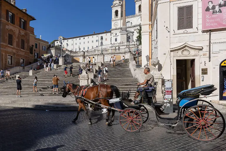 IPA86476169-Tourist-carriages-at-the-Spanish-Steps-in-Rome