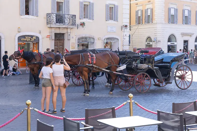 IPA86476180-Tourist-carriages-at-the-Spanish-Steps-in-Rome-PUBLICATIONxNOTxINxITA-Copyright-xMatteoxNardonex-xx-86476180