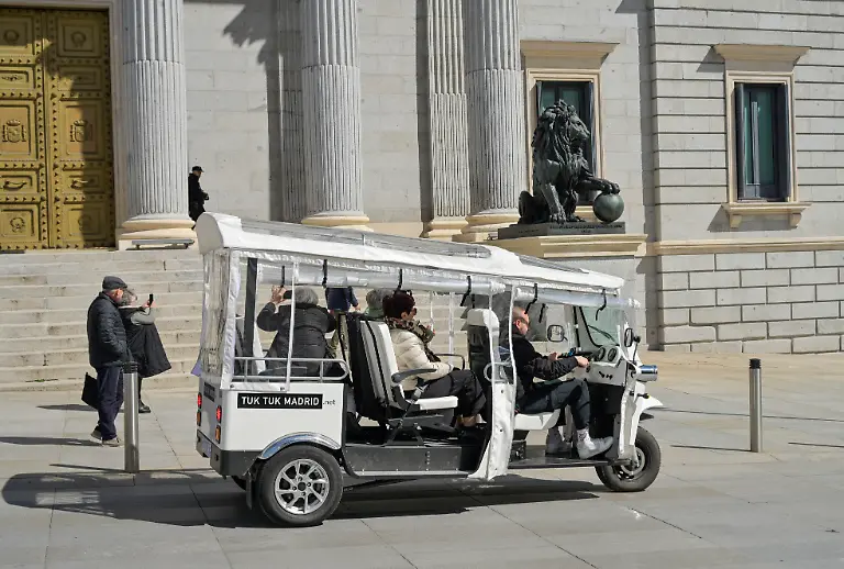 Touristen-Stadtrundfahrt-mit-Tuktuk-Madrid-Spanien