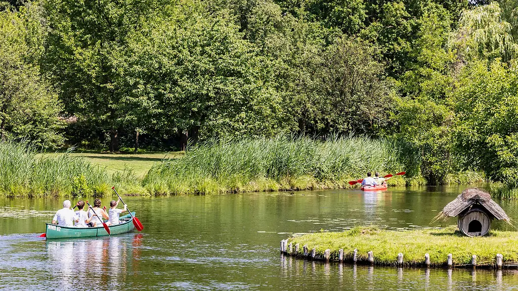 Eine-erste-Wasserroute-ist-im-Unterspreewald-nach-Sperrungen-wieder-frei-fuer-Paddler-Aber-Teile-der-Fliesse-sind-weiterhin-nicht-befahrbar-eine-Folge-der-Ausbreitung-des-Eichenprozessionsspinners