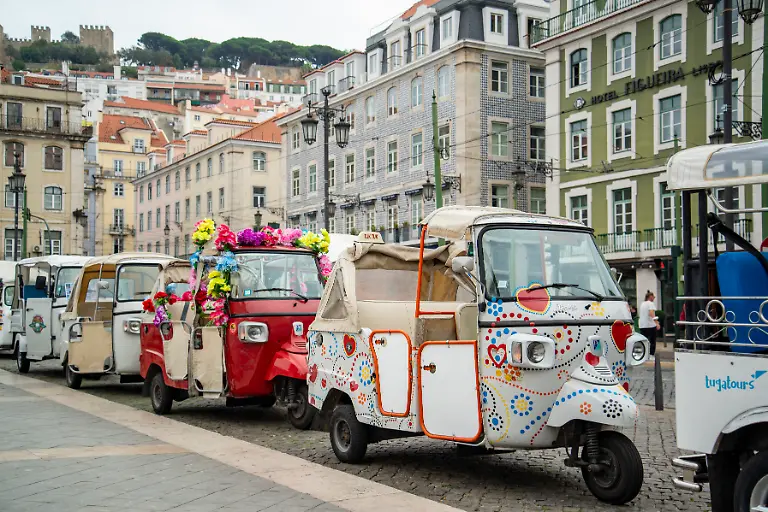 tuk-tuk-Taxis-at-the-Parca-de-Figueira-in-Baixa-in-the-City-of-Lisbon-in-Portugal